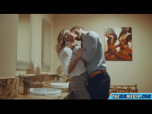 ❤️ Nuair a mheallann blonde busty tú i seomra scíthe poiblí Porn linn ❤